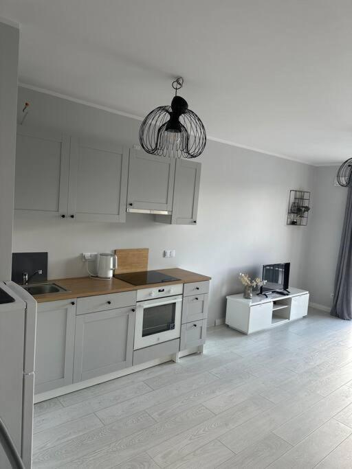 New 1 Bed With Balcony, Local Amenities Apartament *