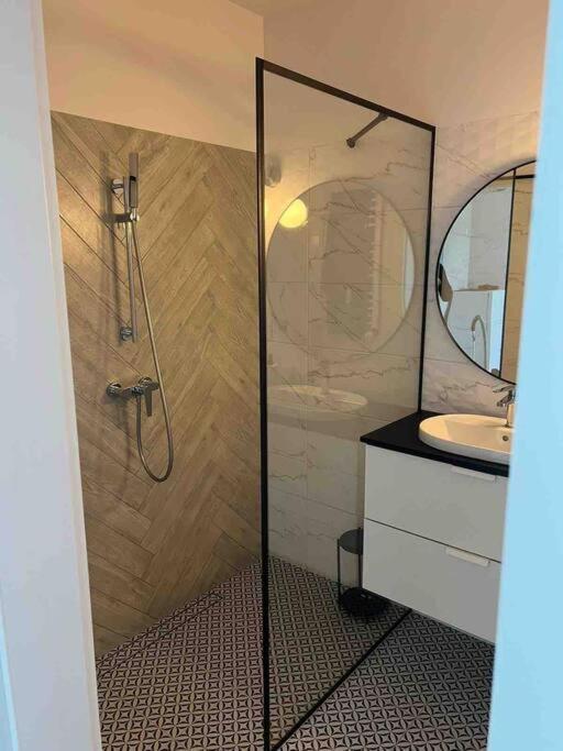 Apartament New 1 Bed With Balcony, Local Amenities